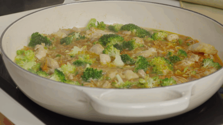 Si te gustan los fideos sueltos y crujientes, bien al dente y nada pegajosos, este&nbsp; súper truco gallina blanca te va genial: asegúrate de utilizar una cazuela grande, la más grande que tengas, porque así te quedarán unos fideos sueltos, bien hechos, con una textura más crujiente y en su punto.