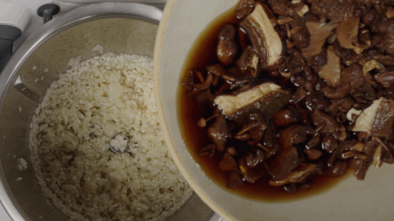 Si quieres dar todavía más sabor al risotto de setas y foie con thermomix, ¡ten en cuenta este súper truco gallina blanca!