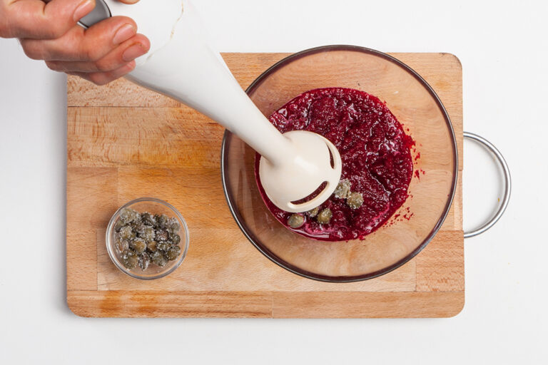 Añadir las alcaparras al paté