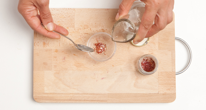 Consigue un arroz más sabrosopara disolver bien el azafrán puedes utilizar la misma agua en la que haremos el risotto.