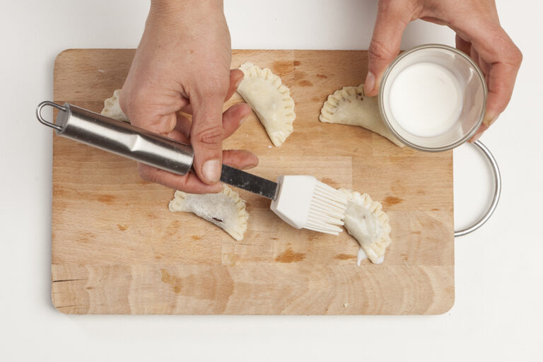 Unta las empanadillas con la leche