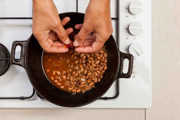 Si quieres dar un toque picante a esta receta de alubias guisadas, añade un poco de chile al final de la cocción.