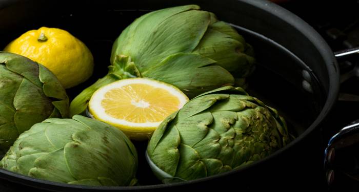 Si estás preparando las alcachofas, ten en cuenta que son verduras que se oxidan muy rápidamente.