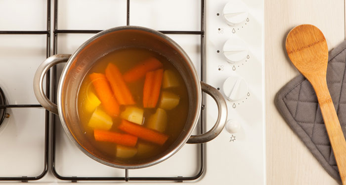 Cuando estés cociendo la sopa añade dos patatas.