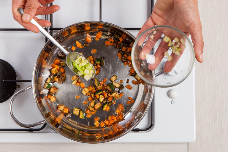 Una forma de saber si el arroz ya está cocido es mirar en el centro del grano.