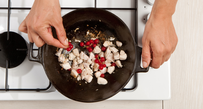 Añade los frutos rojos en la cocción