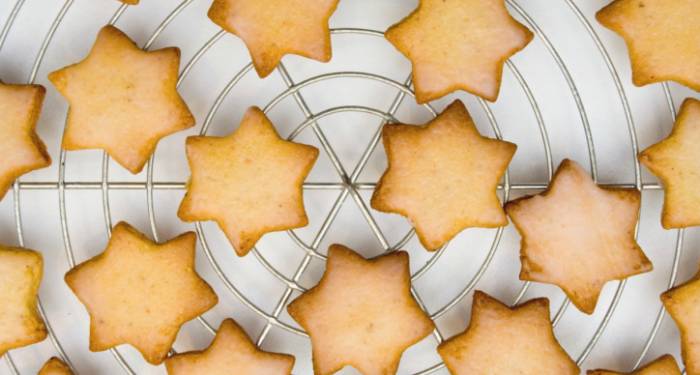 Cómo dar forma a las galletas puedes dar forma a tus galletas estirando la masa y cortándolas con un corta-pastas redondo.