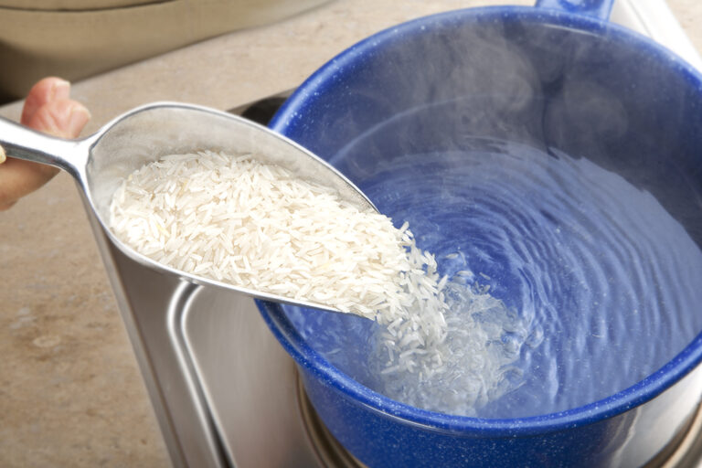 Si el arroz te gusta al dente y eres de los que notas que siempre se te pasa un poco o no te fías de la sugerencia del tiempo de cocción en su envase toma nota de este truco.