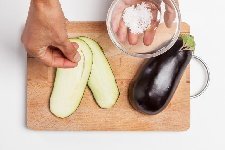 Espolvorear la berenjena con sal