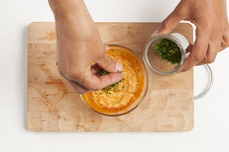 Añade el cebollino fresco