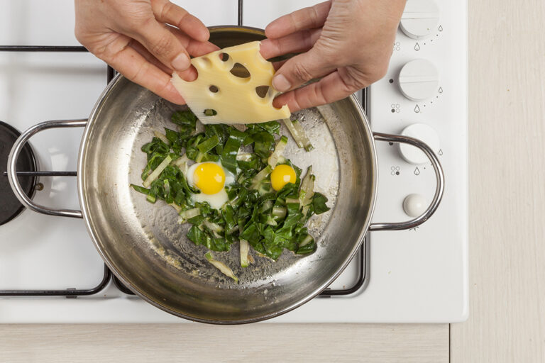 Truco: añadir el queso en la sarténdurante la cocción de las acelgas, añade directamente en la sartén sobre los huevos y vegetales.