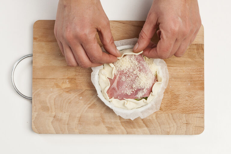 Antes de poner a hornear tu quiche asegúrate bien de dejar que sobresalga un par de dedos el borde de la masa.