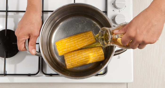 Para que el maíz quede más sabroso, te recomendamos hervirlo con caldo casero de verduras 100% natural gallina blanca.