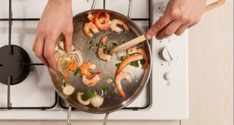 Da sabor a las gambas con brandy