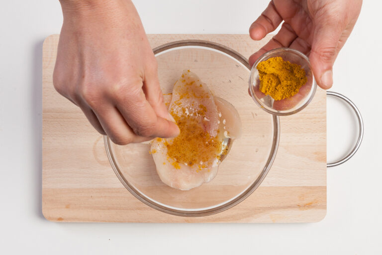 Si quieres que el pollo te quede más sabroso, marínalo en aceite con curry antes de cocinarlo.