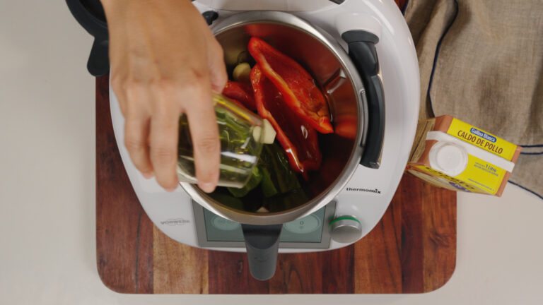 A la hora de picar los ingredientes con el thermomix, es habitual que queden todos esparcidos por el vaso.