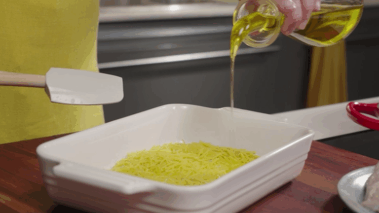Para que los fideos te queden bien dorados, apúntate este súper truco gallina blanca: es importante que los untes bien con aceite de oliva virgen extra antes de ponerlos en el horno.
