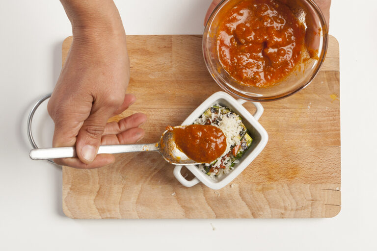 Añade el queso a la salsa ragú