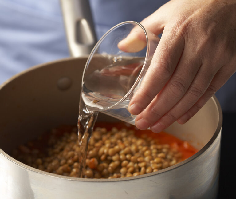 Si quieres que tus lentejas lleguen intactas a los platos, sin que se les haya soltado la piel o se hayan deshecho, una vez que comiencen a hervir mantén una temperatura suave para el resto de la cocción y no las remuevas demasiado.