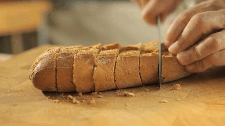 Para que no tengas que comprar el pan rallado, no tires los trozos de pan que quedan después de cada comida o el que te sobra, algún día, por haber comprado demás.
