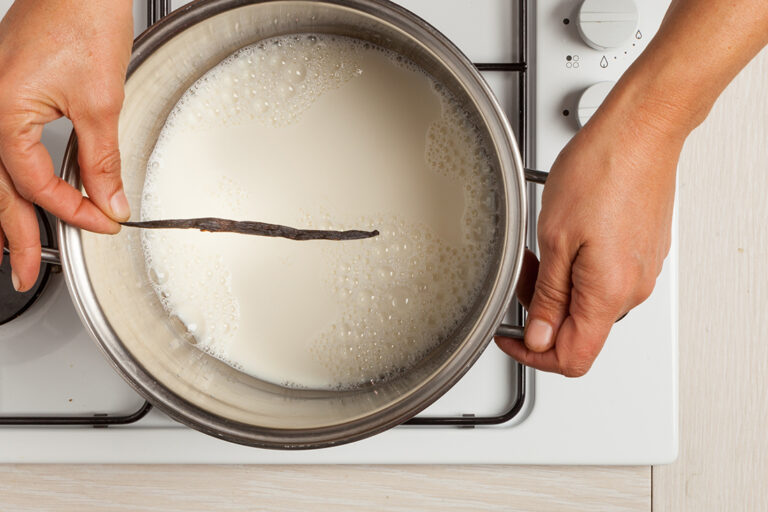 Infusionar la leche con vainilla