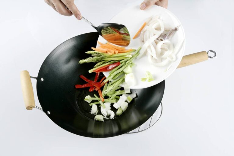 Es importante evitar usar jabón y agua en exeso para mantener las sartenes, planchas y wok de hierro en perfecto estado, también es fundamental secarlas bien y, antes de guardarlas, hidratarlas con aceite para evitar oxidaciones y que los alimentos se peguen.