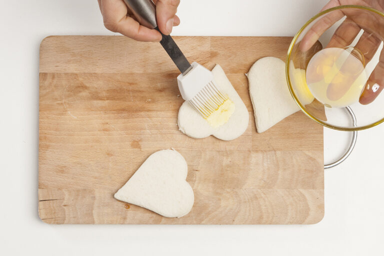 Untar el pan con un buen aceite de oliva