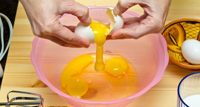 Separa las yemas de los huevos con facilidad