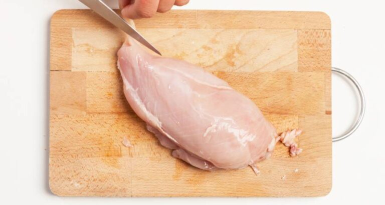 &nbsp; una buena manera de que este plato como otros de pollo resulte más ligero es eliminar la grasa y los nervios antes de cocinarlo.