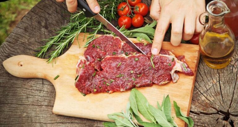 Respecto a las guarniciones, a este entrecot al café de parís, le queda bien multitud de acompañantes.