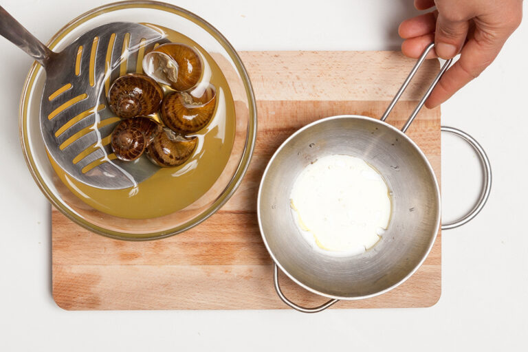 Purgar los caracoles  puede que sea la parte más complicada en la preparación de esta receta.