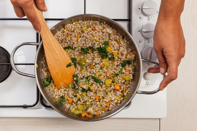 Prueba a añadir hojas de col justo cuando acabe la cocción para darle el toque verde a esta receta.