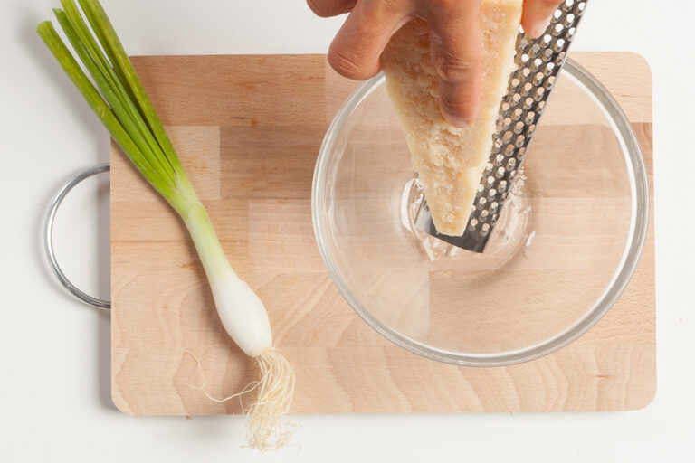 Si bien el queso parmesano rallado es un ingrediente clásico de las pastas, tiene algún secreto en el cómo debe usarse y también alguna excepción a la hora de incluirlo.