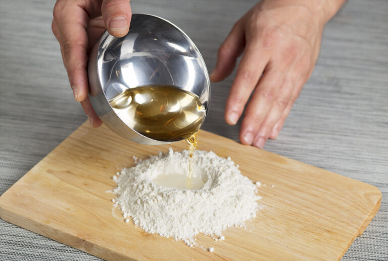 A la hora de hacer la masa de hojaldre casera en vez de utilizar agua pon caldo elaborado con una pastilla de avecrem.