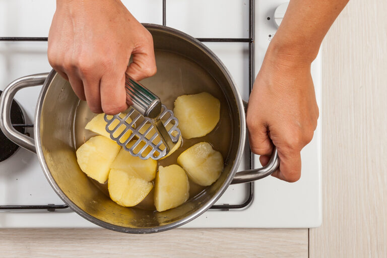 Cuando cocemos las patatas, éstas absorben gran cantidad de líquidos, cosa que puede hacer que pierdan su sabor.