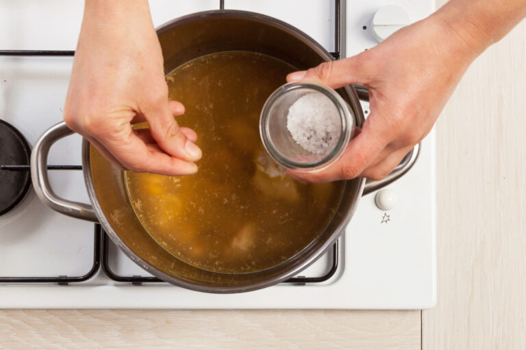 En esta sopa, la mayoría de ingredientes tienen un toque salado de forma natural, por eso no te recomendamos añadir una cantidad de sal como la que añadirías a una sopa de verduras, por ejemplo.