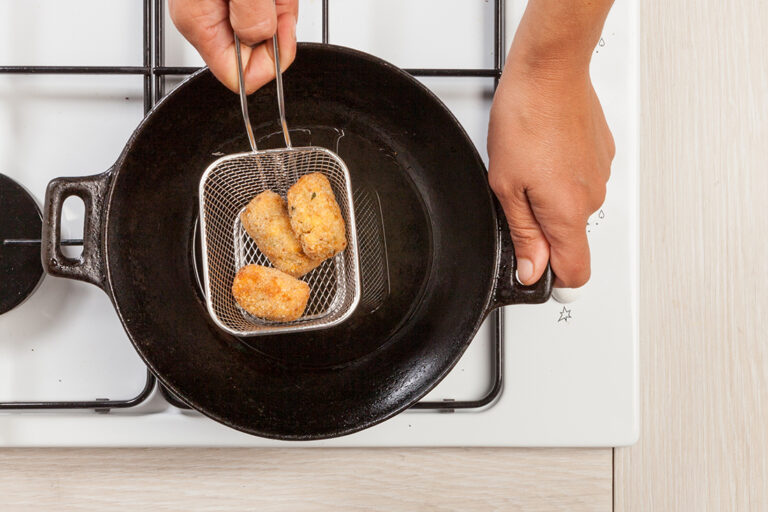 &nbsp; utiliza una cesta&nbsp;para freír las croquetas de jamón y queso, así drenaran mejor y quedaran más crujientes y menos aceitosas.