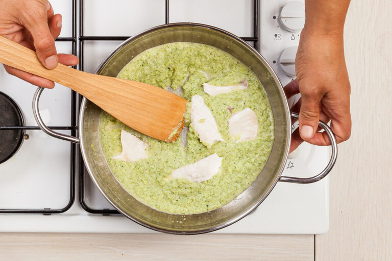 Cuece el pescado en la crema de brócoli