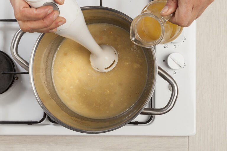 Diluye la crema de verduras con el caldo