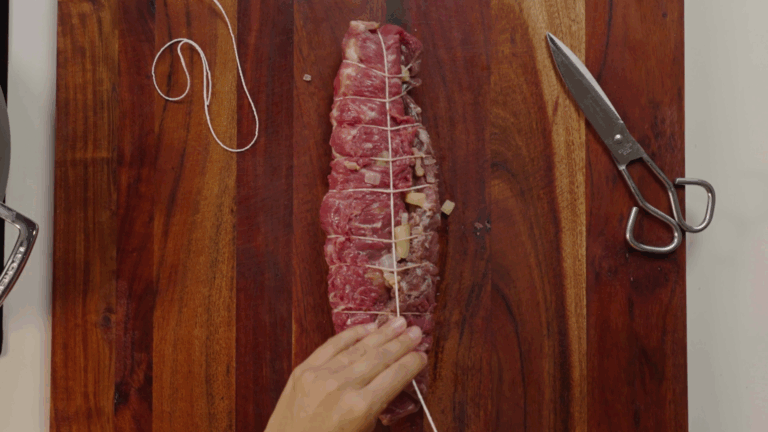 Atar bien la aleta de ternera es muy importante para que no se escapen los ingredientes que conforman el relleno.