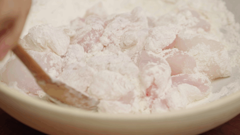 Enharinar bien el pescado antes de sellarlo evita que se desmigue.