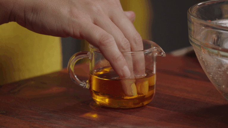 Hacer albóndigas a menudo supone un problema porque la masa se te pega en las manos, pero si tienes en cuenta este súper truco gallina blanca, ¡no te va a pasar nunca jamás!