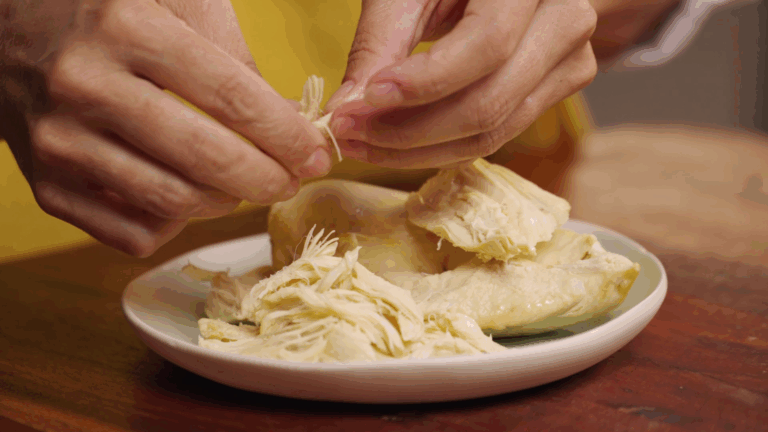 Una de las particularidades que destaca de esta sopa de pollo con fideos es el cómo se cocina el pollo.