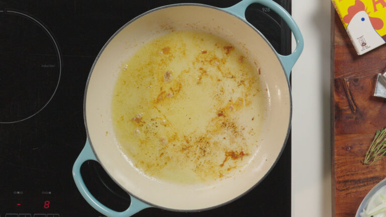 Esta receta de contramuslos en salsa es una explosión de sabores y, es por eso, que no nos queremos perder ninguno de ellos.