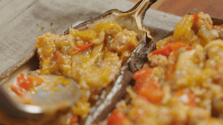 Para lograr ese toque crujiente que hará de estas berenjenas un plato irresistible, vamos a emplear una combinación de ingredientes.