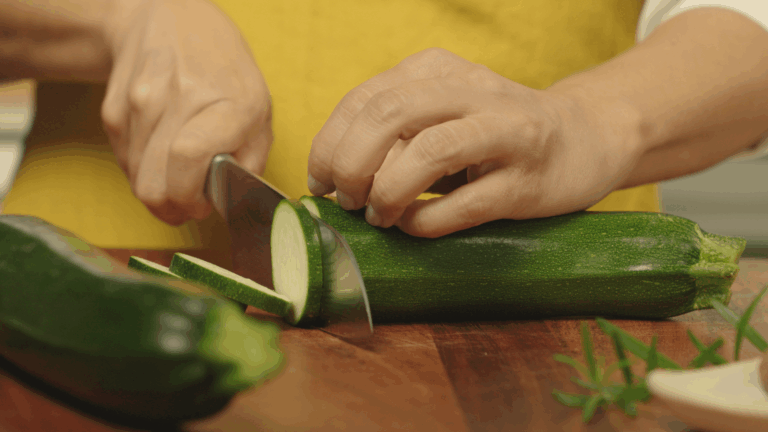 ¿te ha pasado alguna vez que estás comiendo un calabacín, sea al horno o a la sartén, y te encuentras con algunos trozos que están más hechos que otros?