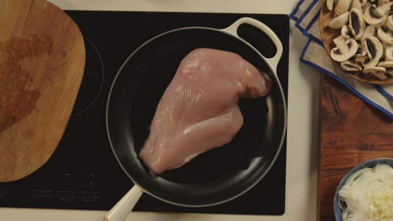 A menudo tendemos a incorporar la carne con el resto de los ingredientes como último paso.