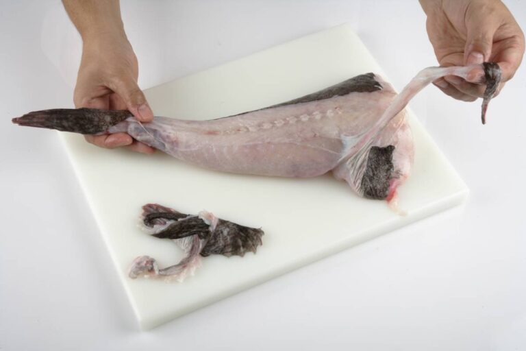 Para descongelar el pescado lo mejor es dejarlo la noche anterior en la nevera.