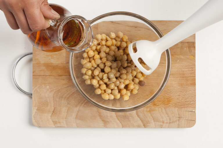 Tritura los garbanzos con el caldo