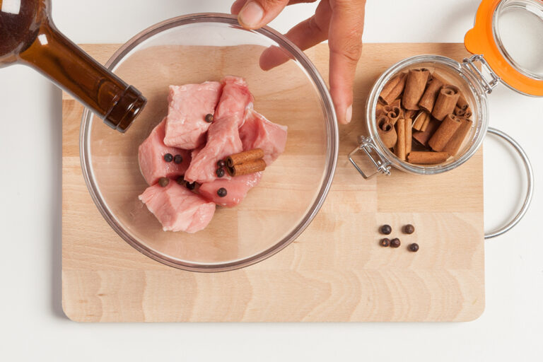 El secreto de este guiso está en marinar la carne con el vino tinto, las bayas de enebro y la rama de canela desmenuzada durante al menos una hora para que se integren bien los sabores.